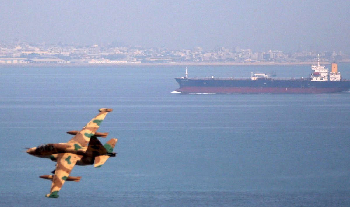 Iraani sõjalennuk ja naftatanker