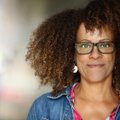 INTERVJUU | Esimese mustanahalise naisena Bookeri auhinna võitnud kirjanik: kõigil on ka see elu, mis on teiste eest varjul