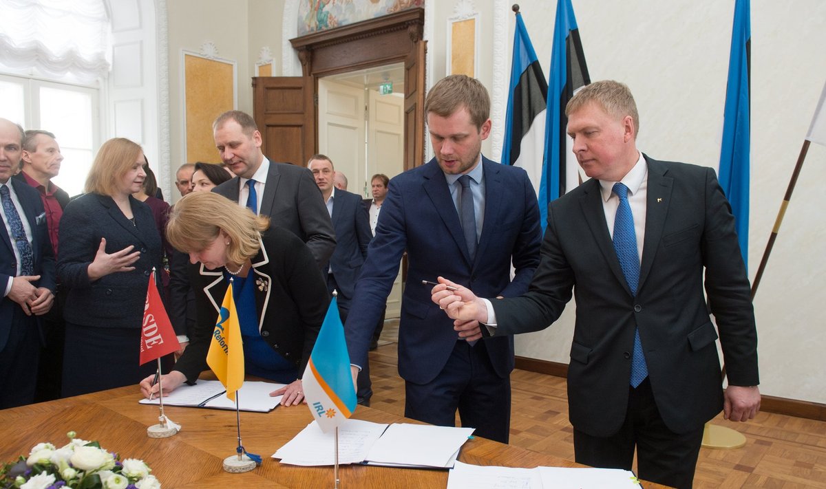 Põhiseaduskomisjoni esimees Kalle Laanet ulatas koalitsioonileppe allkirjastamisel pastaka tollasele Tallinna Sadama nõukogu esimehele Remo Holsmerile.