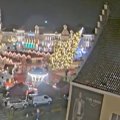 Belgias tappis ümber kukkunud jõulupuu naise
