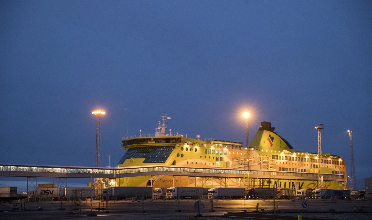 Tallinki laev sadamas, saabuvad reisijad