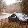 ФОТО DELFI: В Вильяндимаа Volvo съехал в кювет и застрял в грязи