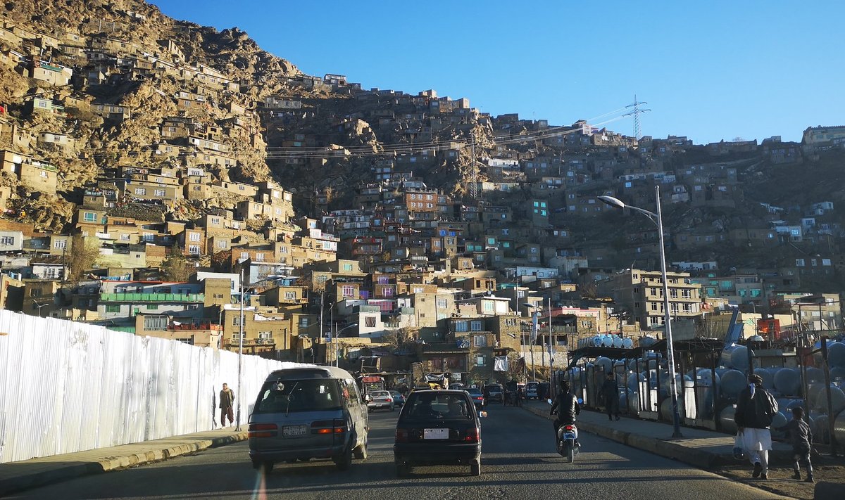 "Küll on ilus see Kabul!" ütlesin. "Nendes majades pole ei elektrit ega vett ega kanalisatsiooni," vastas Massoud.