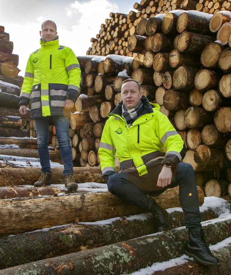 Tori Sawmilli asutajad, vennad Reigo (vasakul) ja Roald Orm. Uus saeveski töötleb puitu, mis varem läks kütteks või tselluloosiks.