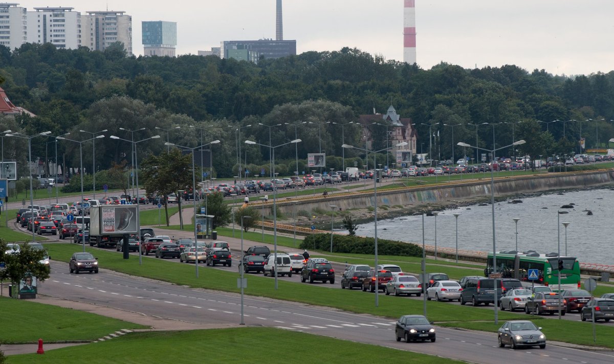 Linnakeskkonna suurim probleem on õhusaaste nimg mürareostus. Ka haljastust jääb linnades pigem vähemaks. Elukeskkond avaldab mõju nii inimese füüsilisele kui vaimsele tervisele.