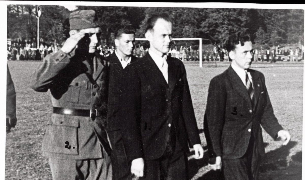 Juunipöörde tulemusena pukki pandud nn Varese valitsuse sotsiaalminister Neeme Ruus koos saatjatega saabumas Eesti–Läti jalgpallimatšile    1940. aasta 18. juulil. Hoolimata punaste võimumeeste kohalolust,kasvas spordivõistlus üle rahvuslikuks meeleavalduseks.
