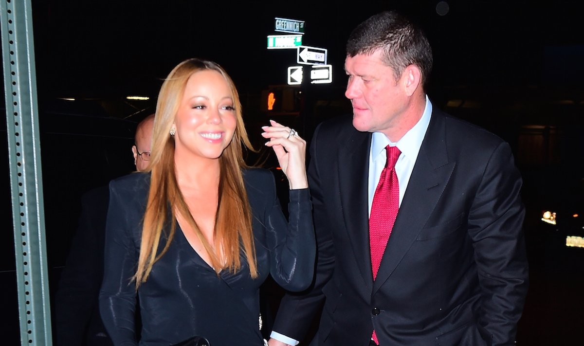 EXCLUSIVE: ***PREMIUM EXCLUSIVE RATES APPLY* *NO WEB UNTIL 1.30AM PST, JANUARY 23, 2016*** Newly-engaged Mariah Carey shows off her huge engagement ring as she steps out with James Packer in New York City
