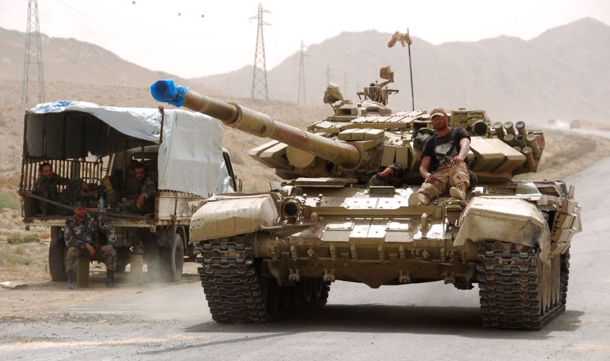 Süüria valitsusvägede tank Palmyra lähistel.