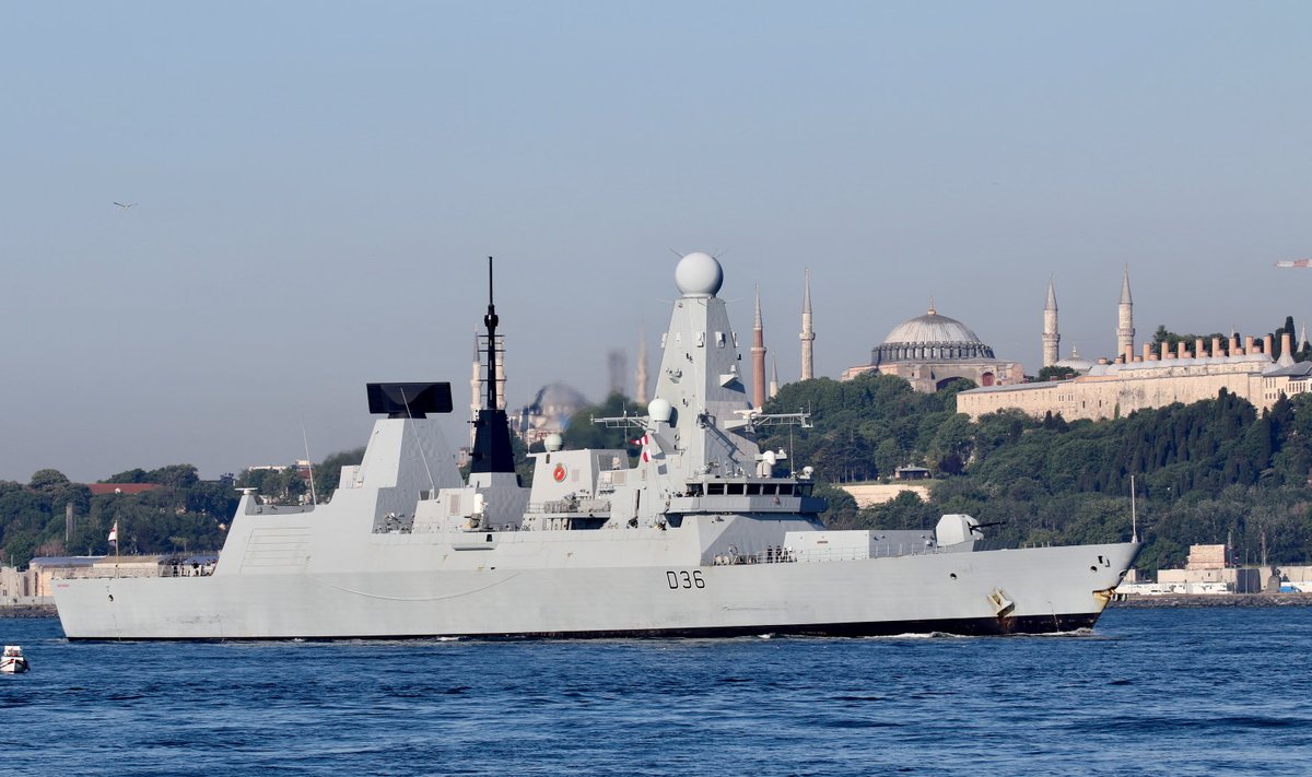 Briti sõjalaev HMS Defender Istanbuli sadamas