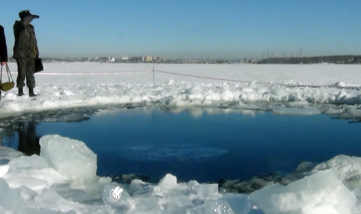 Tükk meteoriiti kukkus Tšeljabinski lähedal läbi järve jää
