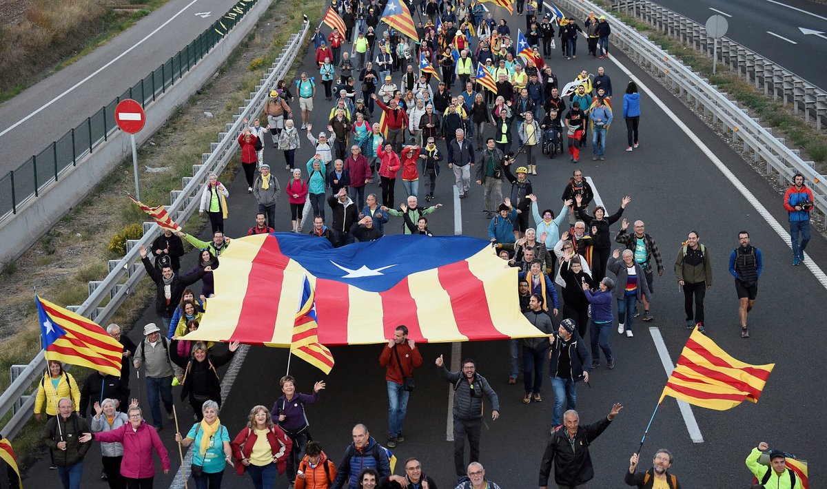 Kataloonia iseseisvuse nõudjad marssimas Gironast Barcelonasse.