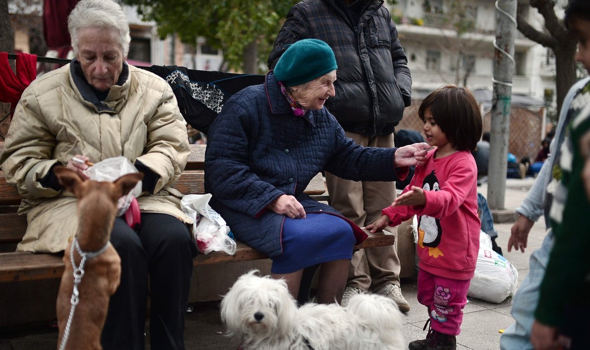 Kreeka vanadaam suhtleb Ateena Victoria väljakul afgaani tüdrukuga. Varem toideti väljakul tuvisid ja kodutuid kasse, nüüd vajavad toitu sajad põgenikud. 