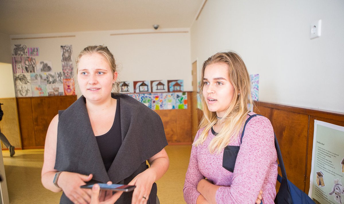 Anastasiia Ostaptšuk (vasakul) ja Liilia Brusnitsin kinnitasid, et neile meeldiks kanda isegi koolivormi või kooli sümboolikaga aksessuaare. 