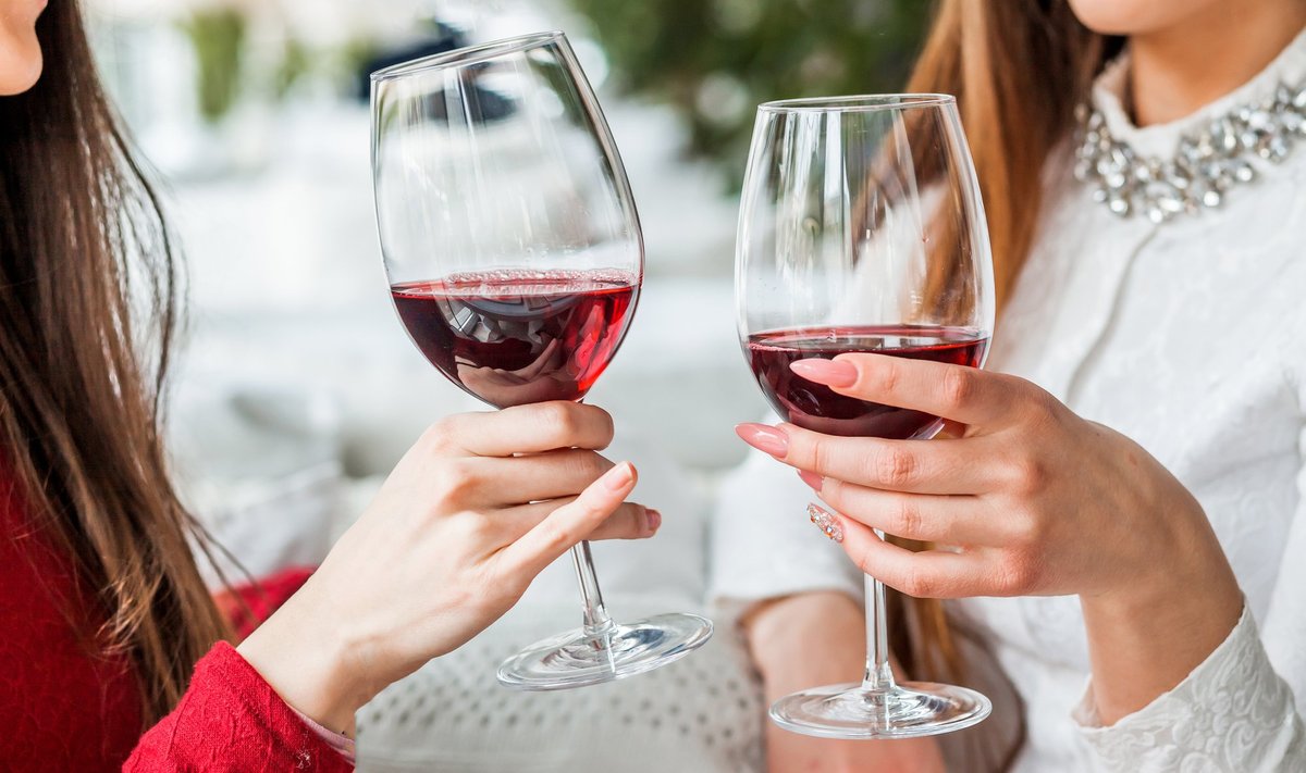 „Et tulla toime emadusega kaasneva stressiga, kasutatakse Facebooki ja Instagrami emade gruppides teemaviiteid, nagu #winemom, #sendwine ja #mommyjuice.“
