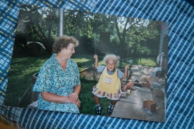 Annely oli rõõmus ja elav laps ning kui pere suviti Eestis käis, veetis siinne vanaema meelsasti temaga koos aega.