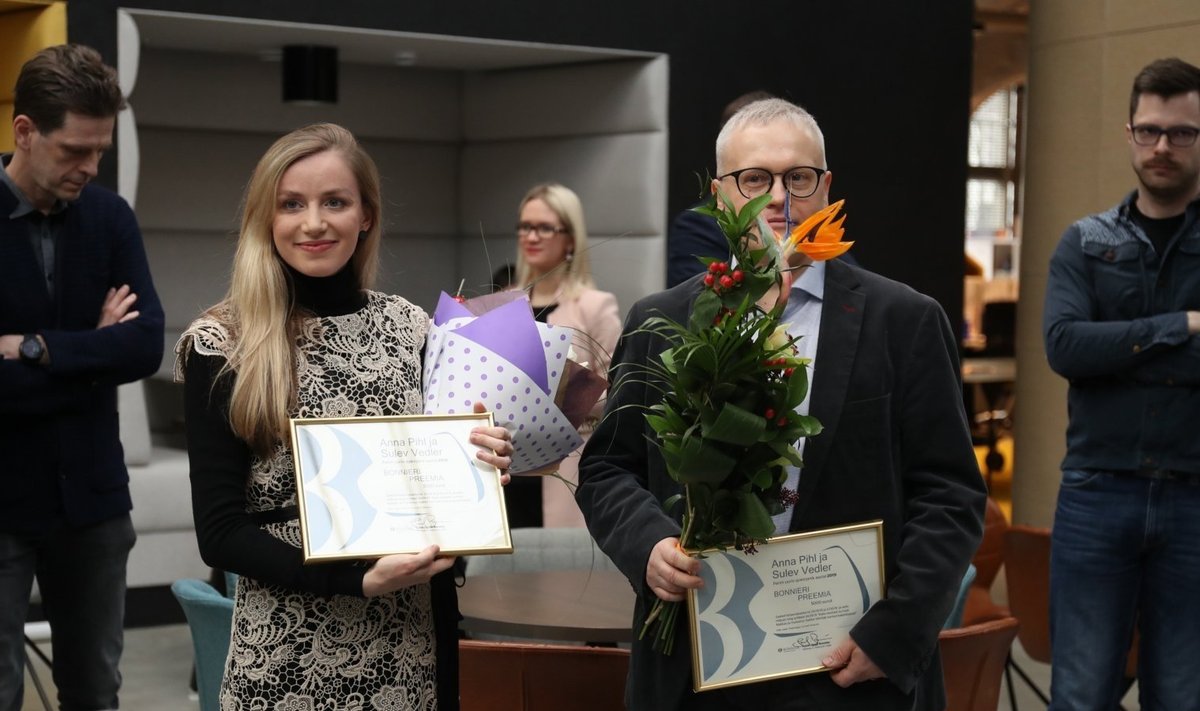 VÕITJAD: Tänavuse Bonnieri preemia võitis Ekspressi ajakirjanik Sulev Vedler koos ERRi kolleegi Anna Pihliga.
