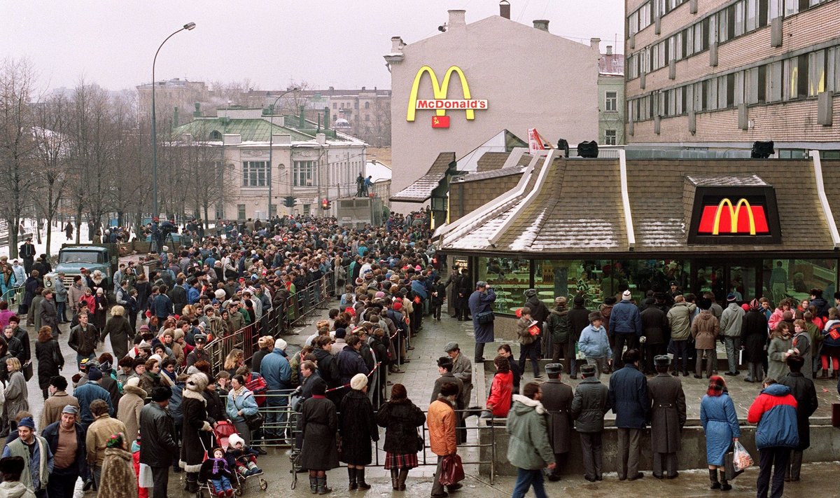 McDonald'si avamine Moskvas 1990. aasta jaanuaris. Tegemist oli märgilise sündmusega, kus kapitalism piilus kinnisesse Nõukogude Liitu sisse.