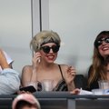 FOTOD: Meikimata ja bikiinides Lady Gaga möllas peikaga basseinis