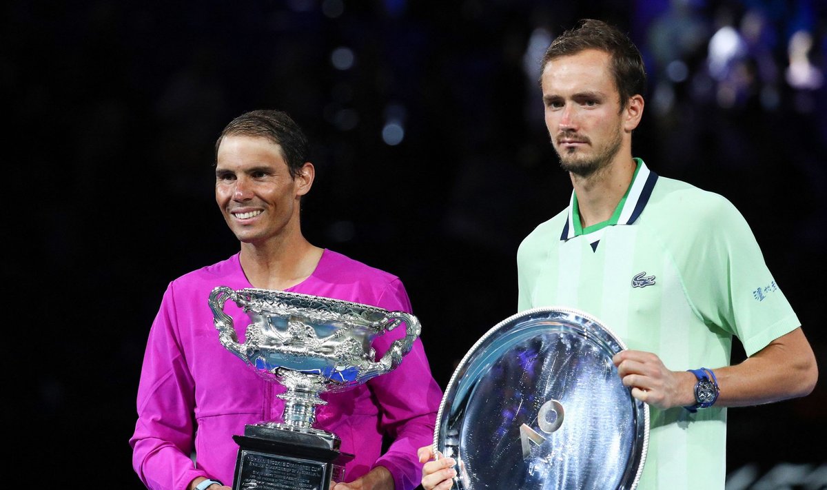 Rafael Nadal (vasakul) arvab, et venelane Daniil Medvedev, kelle ta alistas tänavuste Austraalia lahtiste finaalis, peab Wimbledonis mängida saama.