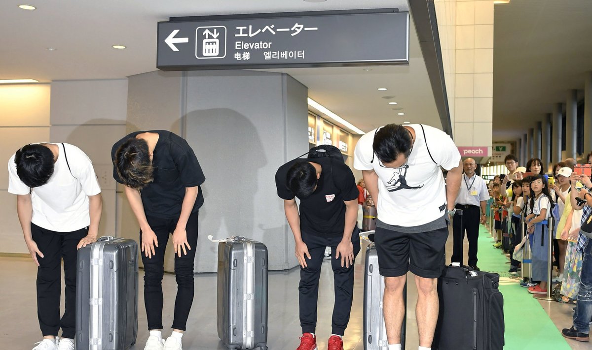 Neli Jaapani korvpallurit vabandamas pärast skadaali