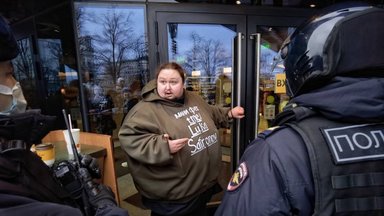 VIDEO | Meeleheitel Vene meeleavaldaja aheldas end McDonald’si restorani külge