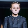 FOTOD: Teele Viira jalutas, suu kinni kleebitud, Tallinn Fashion Weeki moelaval