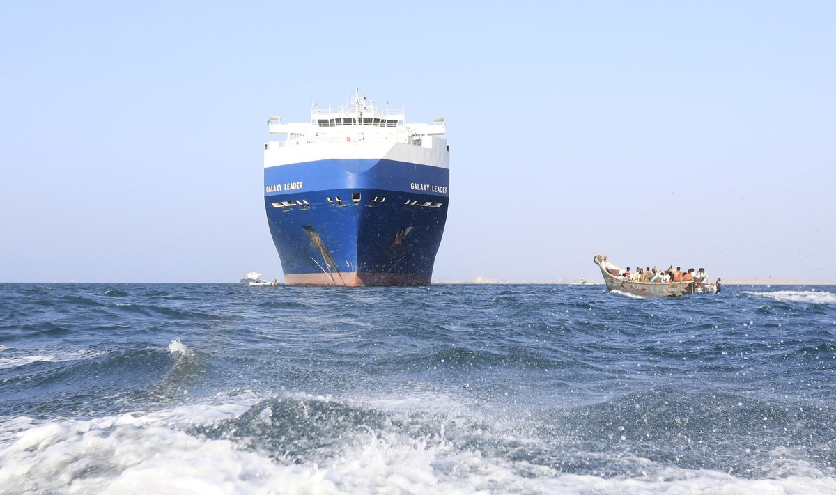 Лодка проплывает мимо грузового корабля, захваченного хуситами, фото иллюстративное