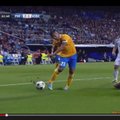 VIDEO: Klounaad jalgpalliväljakul: Juventuse poolkaitsja lõi pallist mööda ning nõudis seejärel penaltit