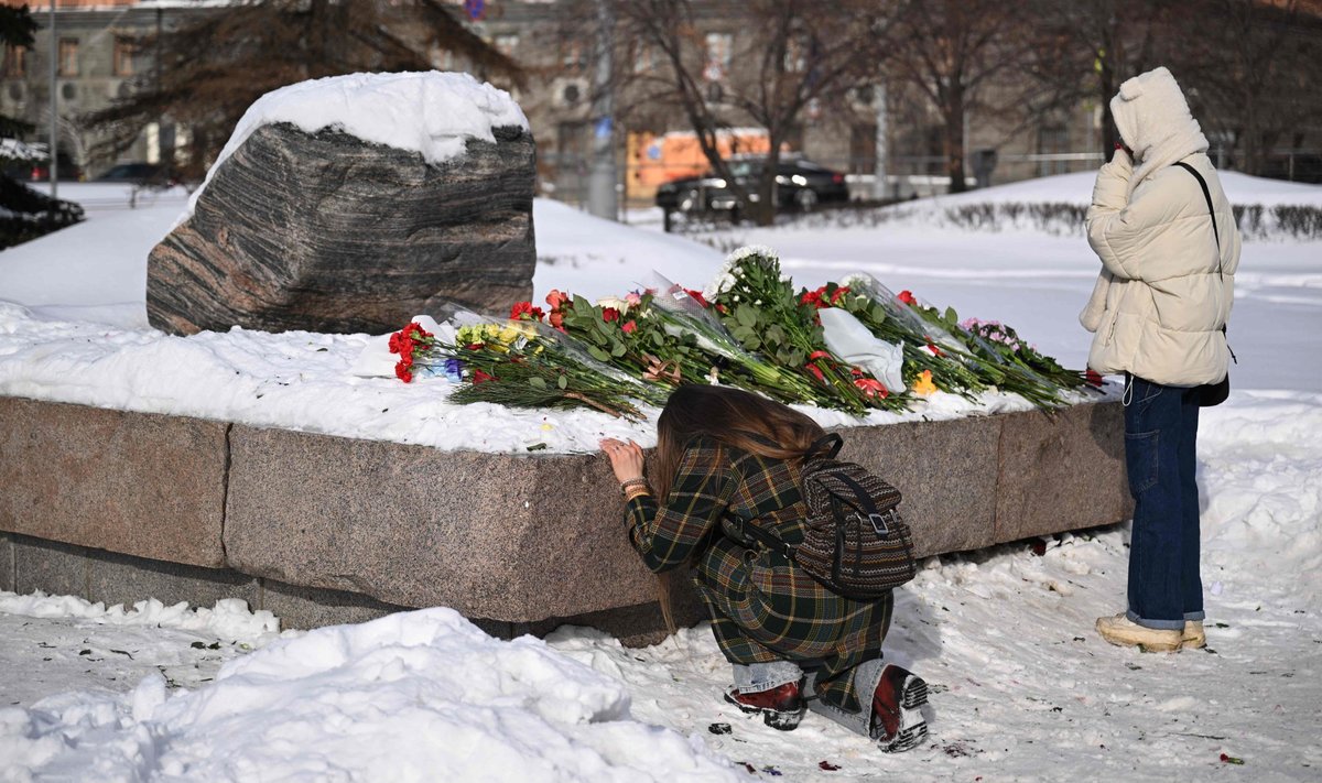 Lilled Aleksei Navalnõi mälestuseks Moskvas poliitiliste repressioonide mälestusmärgil.