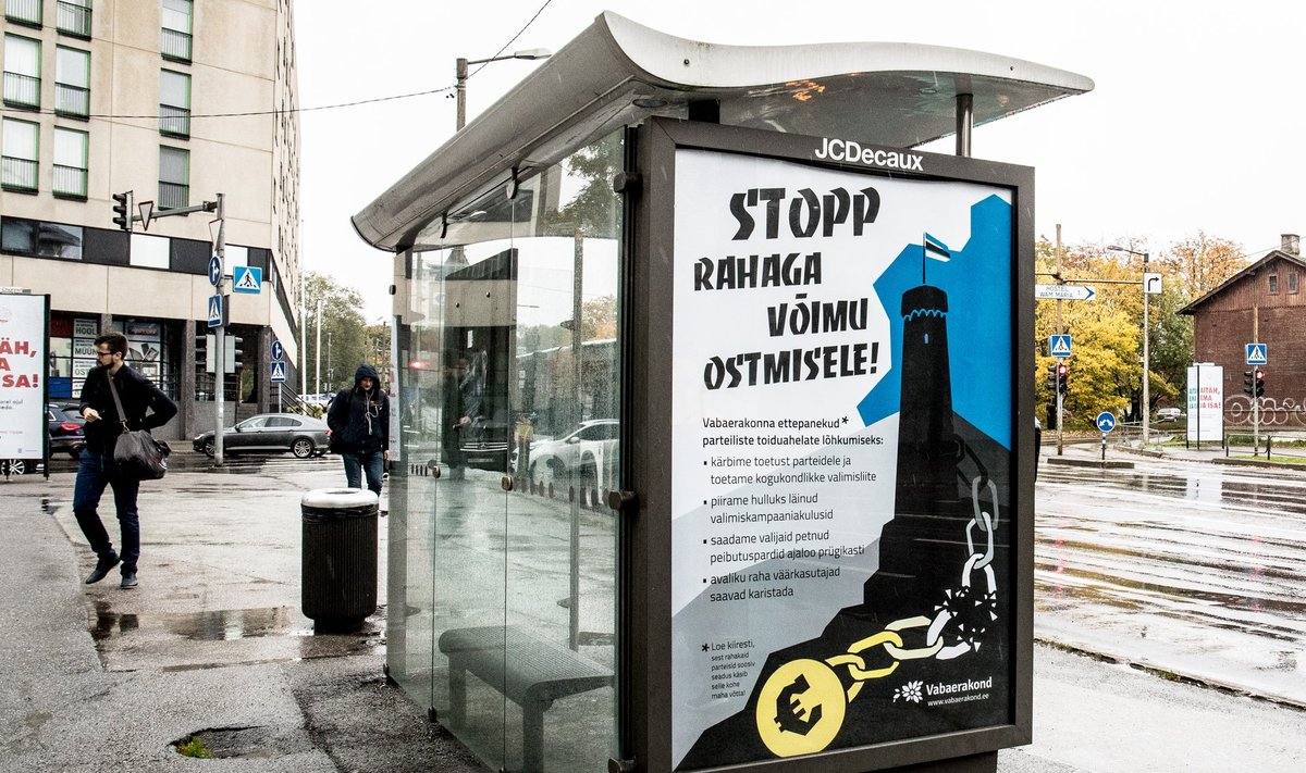 Vabaerakonna plakatid bussipeatustes