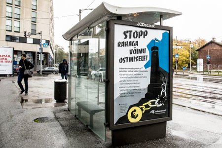 Vabaerakonna plakatid bussipeatustes