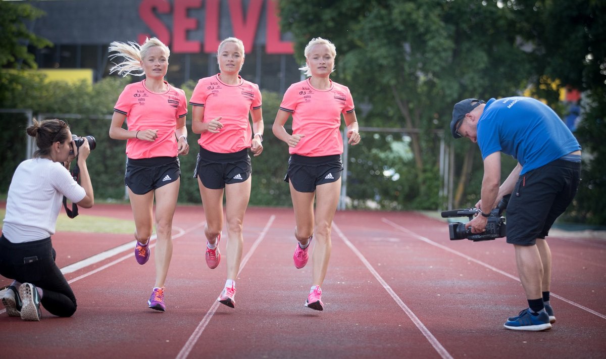 Kolmikutest maratoonaritele (vasakult: Lily, Liina ja Leila Luik) on osaks saanud arvestatavalt palju rahvusvahelist meediatähelepanu. Pildil jäädvustavad õdede jooksu Associated Pressi ajakirjanikud.