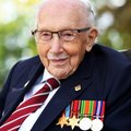 В Британии от Covid-19 умер 100-летний ветеран Том Мур. Он собрал миллионы на борьбу с коронавирусом