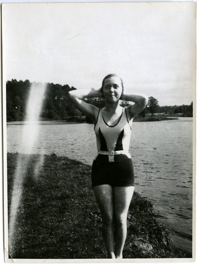 Женщина на пляже Пирита, 1930 г.
