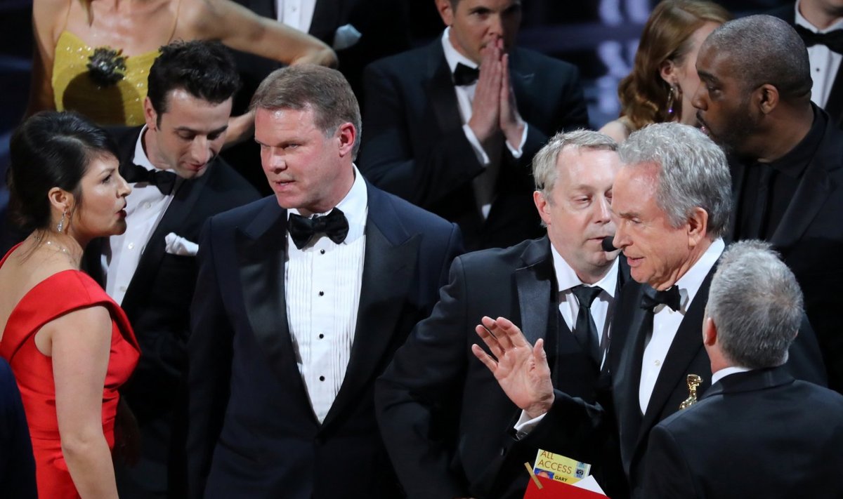 Vale Oscari väljakuulutajad laval sabistamas. (Foto: REUTERS)
