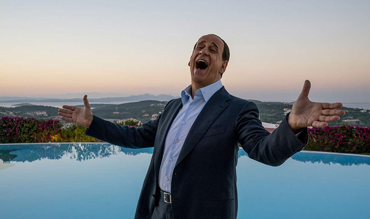 Linateoses kujutatakse Silvio Berlusconit (Tony Servillo) eelkõige andeka müügimehena, kes „on lugenud elu stsenaariumi”.