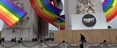 В начале распространяемого ролика на одной из опор арки виден круглый логотип с шестицветной радугой и словом Paint.
