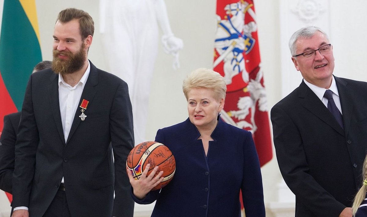 Dalia Grybauskaitė korvpallurite autasustamisel