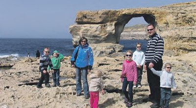 Sõprade perega, kellel ka kolm täpselt sama vana last, oleme reisinud nüüd koos Gran Canariale ning Malta ja Gozo saarele Vahemeres ning veidi ka Rootsis ringi vaadanud. Miskipärast suudavad erinevate perekondade lapsed väga hästi omavahel huvitavaid tege