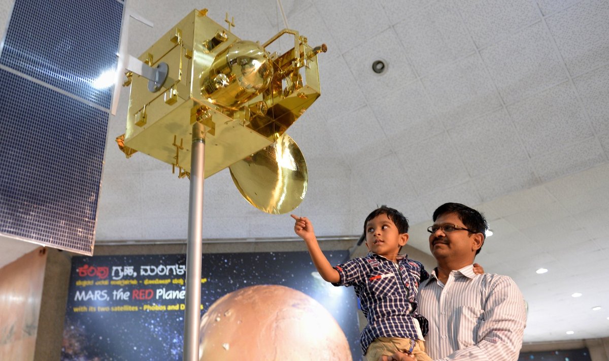India üle uhked isa ja poeg uurivad Bangalore planetaariumis Marsile jõudnud kosmoselaeva maketti.