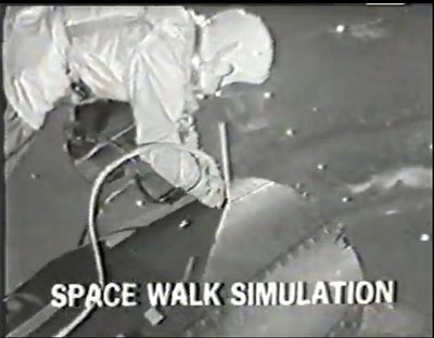 Videot veidi edasi vaadates, on ekraanil näha ka teksti, mis ütleb, et tegemist on kosmosekõnni simulatsiooniga.