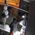 В воскресенье ночью из магазина в Мустамяэ украли дроны. Полиция просит помощи!