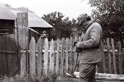 Need, kes said Tšernobõlis oma kiirgusdoosi kätte võisid koju sõita. Fotol mõõdab eestlane 1986. aasta juunis kiirgustaset.