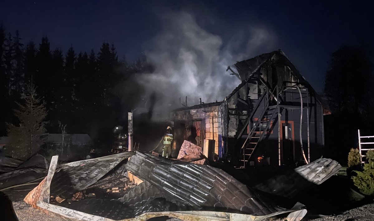 HARJUMAA, 15. MAI 2024: Veidi enne keskööd pandi põlema Harjumaal Anija vallas asuv puhkekeskus. Kahekorruseline hoone langes tuleroaks, kuid kõrvalmaja suutsid tuletõrjujad päästa.