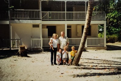 2001. aastal sõitis pere 4 lapsega Guadalupele puhkama, mille peale lennule registreerimise süsteem oli täiesti kokku jooksnud.