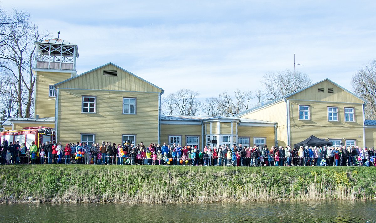 Saaremaa turisamihooaja avamine lossi vallikraavis veeralliga