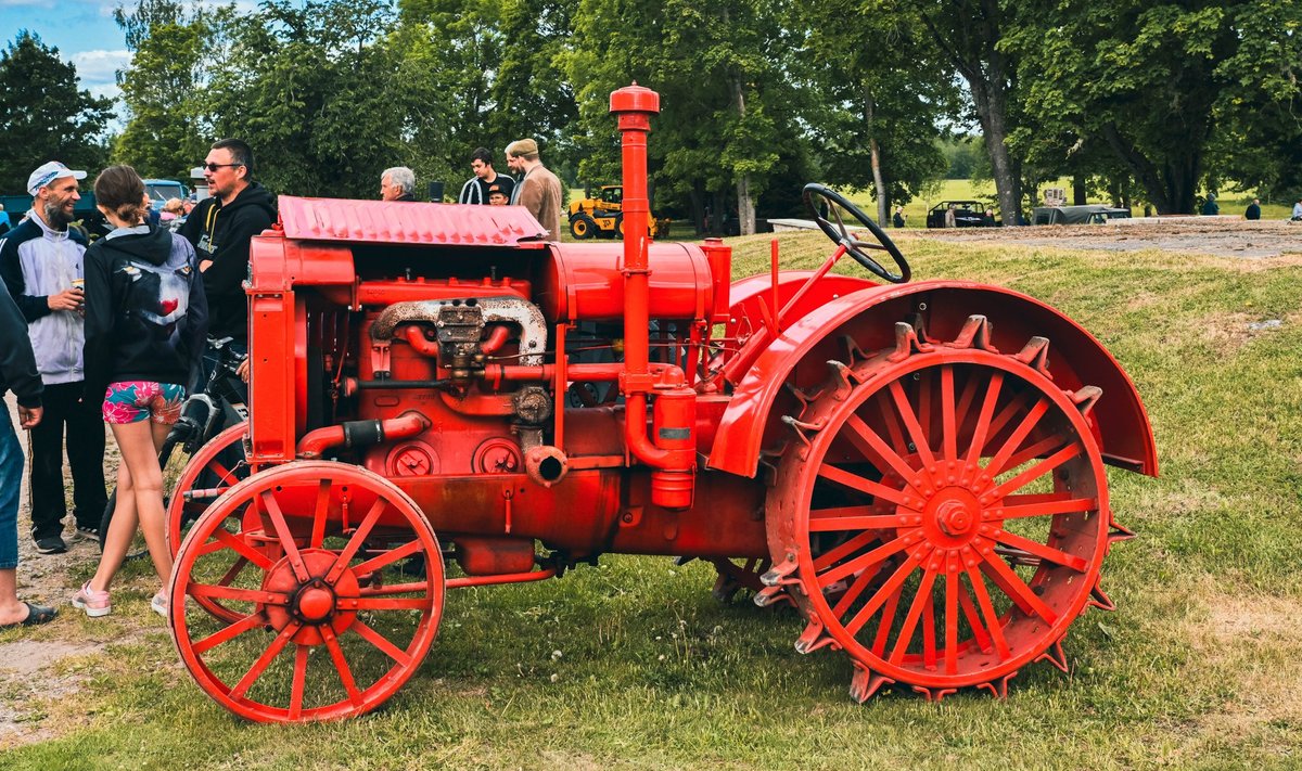 Üks vaatamisväärsus Pajusi masinapäeval oli traktor Deering. Neid toodeti USAs aastatel 1923–1939. Pildil olev masin pärineb Torma vallast ja on täiesti originaalne – taastamisel pole teiste masinate osi kasutatud. 