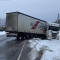 ФОТО | Из-за ледяного ливня фуру выбросило в кювет. На дорогах по всей Эстонии - каток