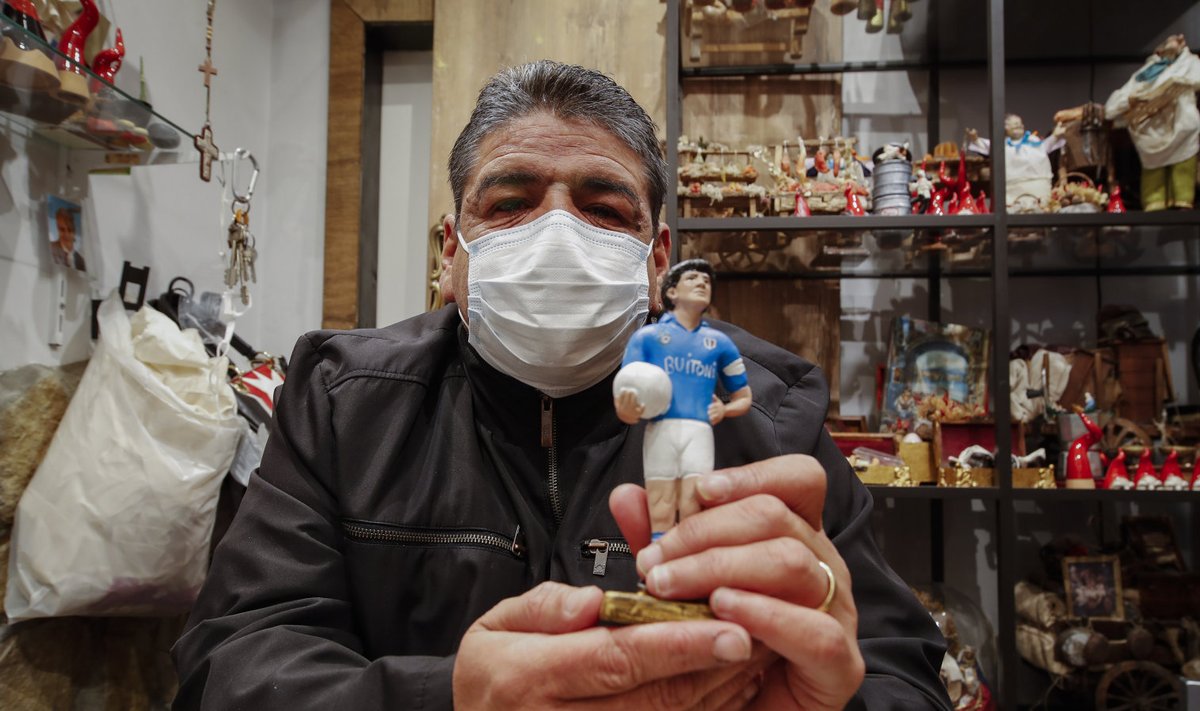 Уго Марадона со статуэткой своего брата Диего