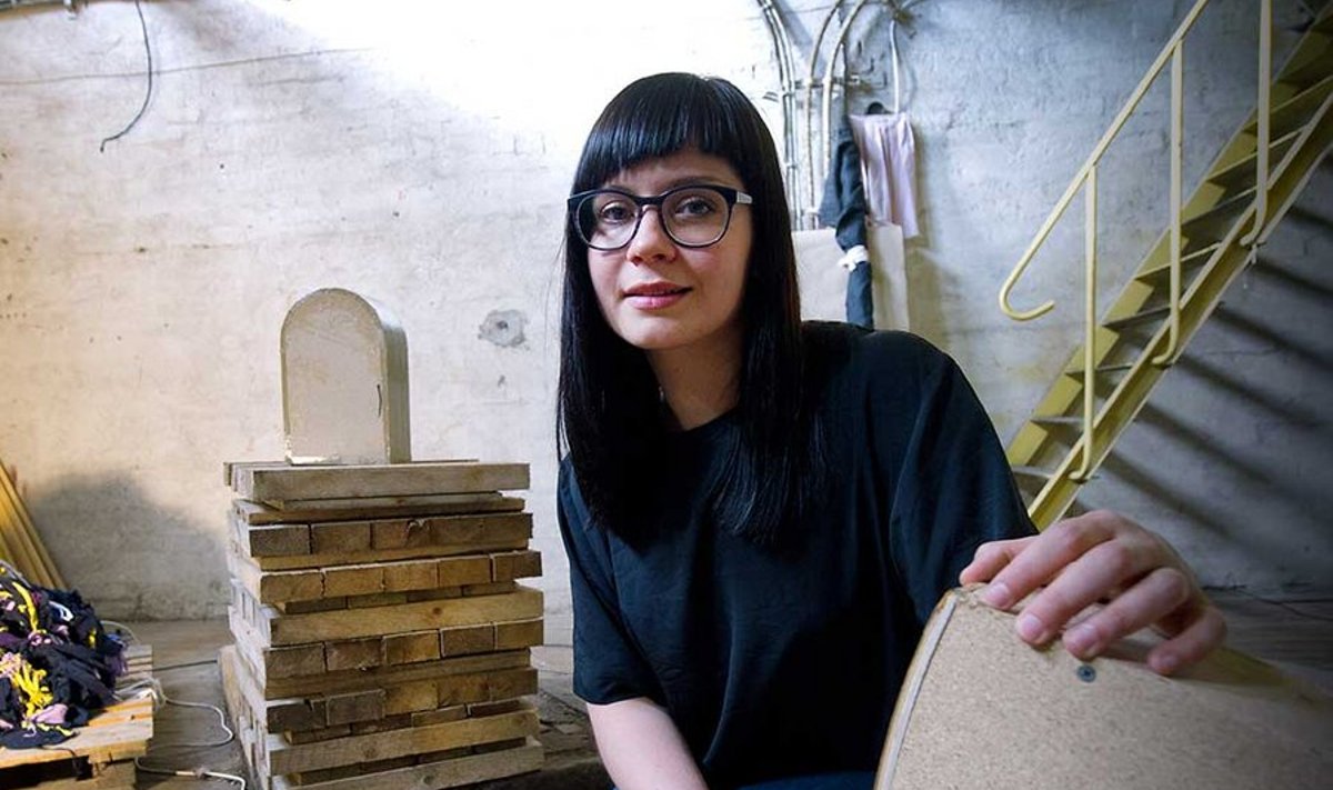 Kunstnik ja tema aines: Käelist tegevust armastav kunstnik Laura Põld oma ajutises ateljees vanas ARSi majas, kus valmis tema viimane projekt "Katse lavastada maastikku" 